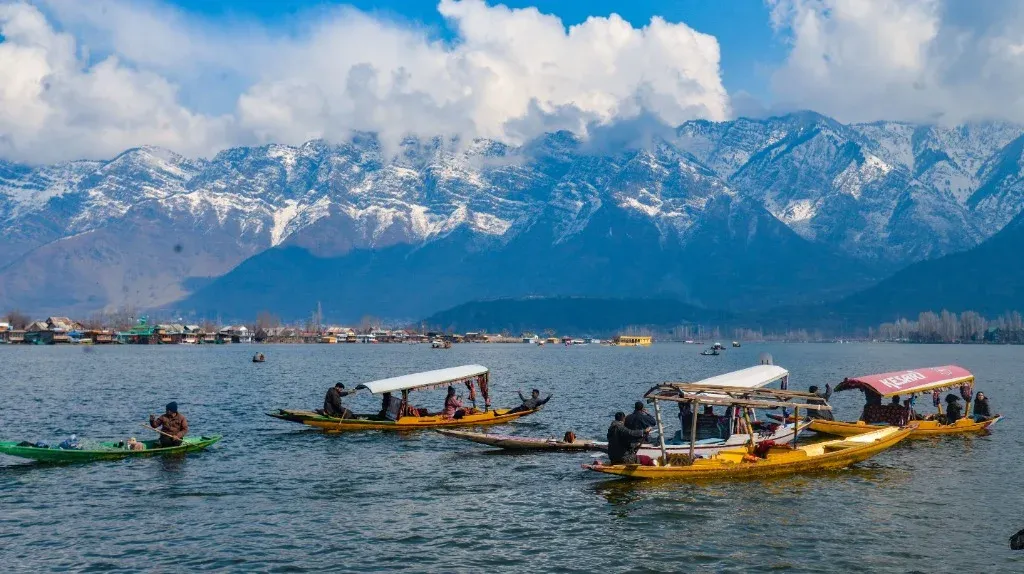 Kashmir Travel Guide: Itineraries, Local Transport & Regulations