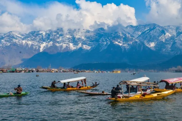 Kashmir Travel Guide: Itineraries, Local Transport & Regulations