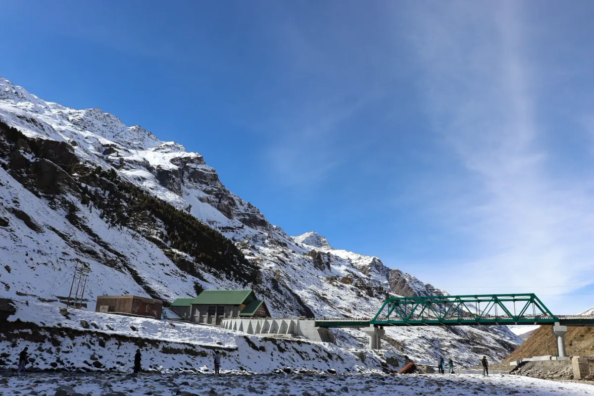 Solang valley slopes and surrounding peaks near Manali