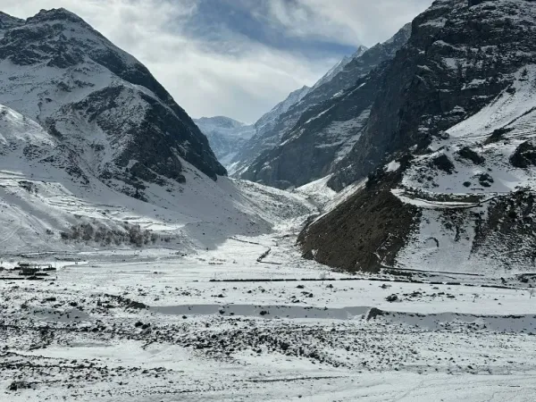 Natural valleys and surroundings of Chandratal